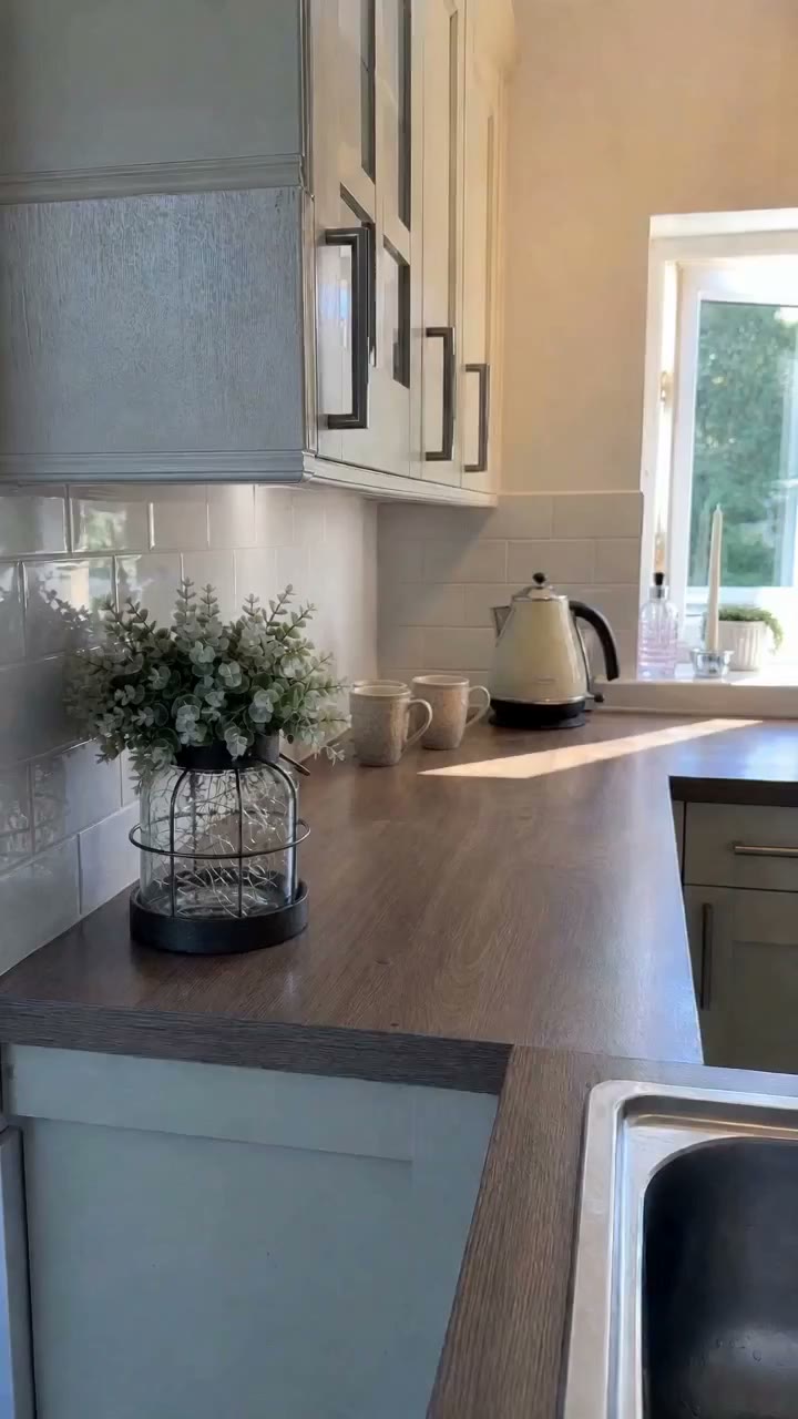 Set It Down and the Corner Looks Styled