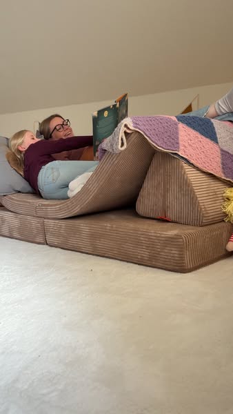 Ein Spielsofa, das mitwächst und sich erweitern lässt.
