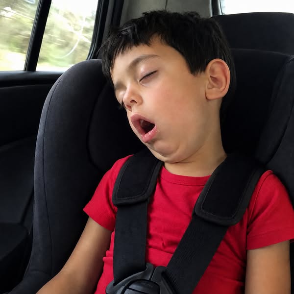 Così dorme ogni notte… mentre tu pensi che stia riposando.