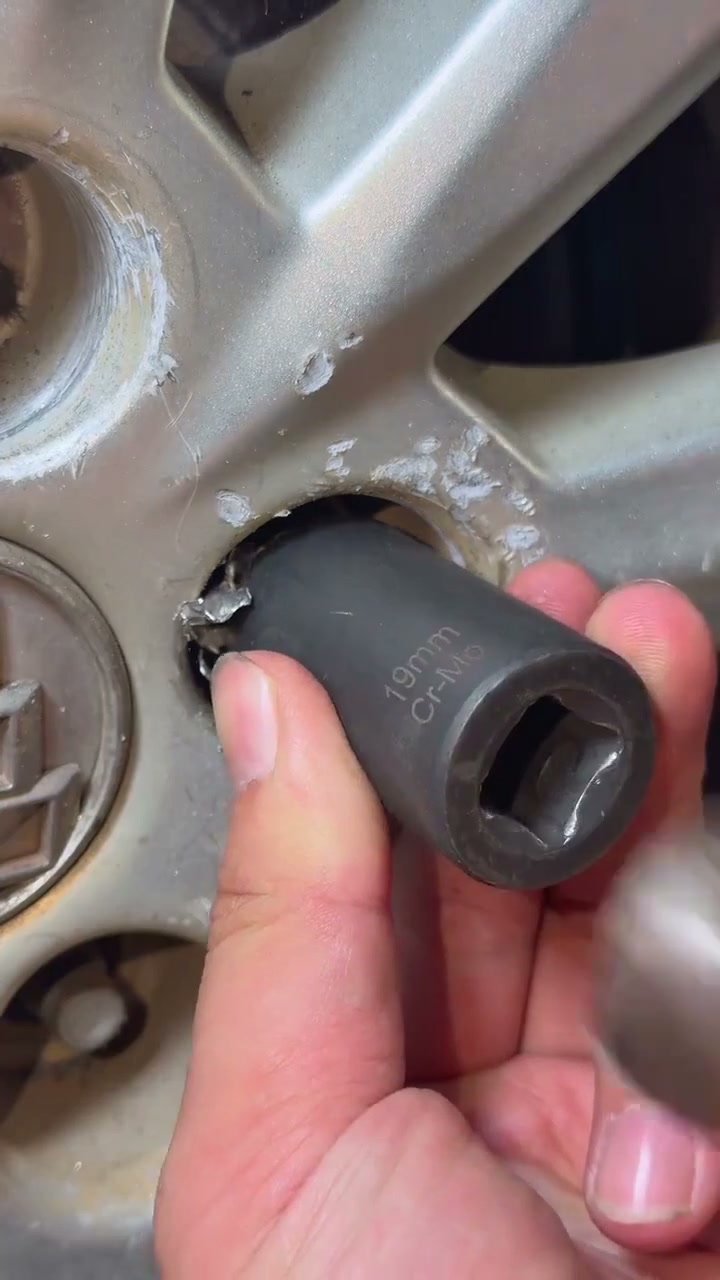 Damaged Lug Nut Extractor Set — Remove Stripped & Stuck Nuts with Ease!