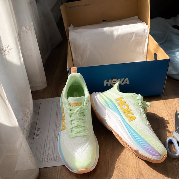 Compre HOKA e receba 2 pares de meias grátis!