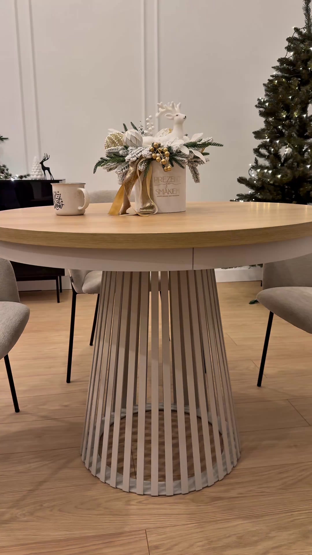 Świąteczny stół z lamelami – elegancja, która robi wrażenie