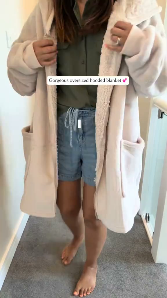 Your Favorite Blanket is Now Wearable! Stay Cozy This Season for Under €17.！