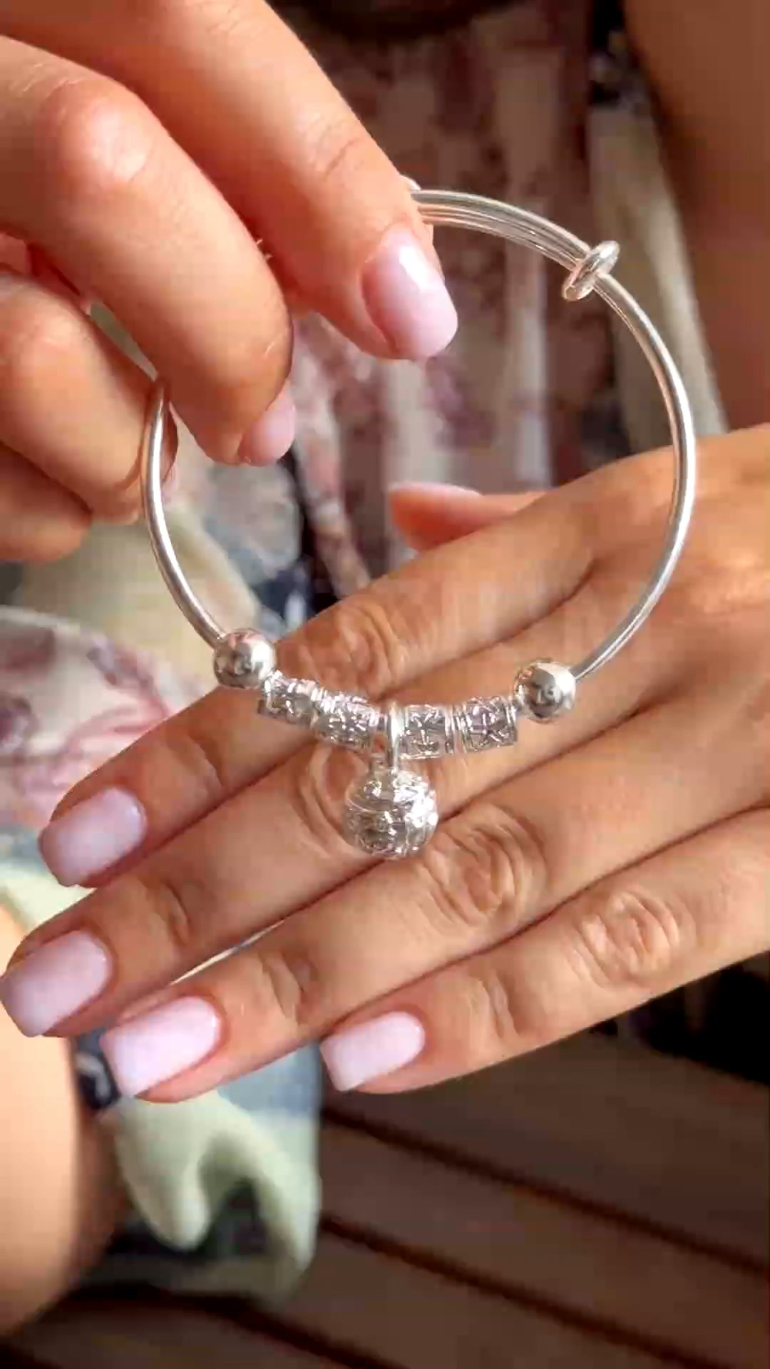 Más que una pulsera: protección contigo