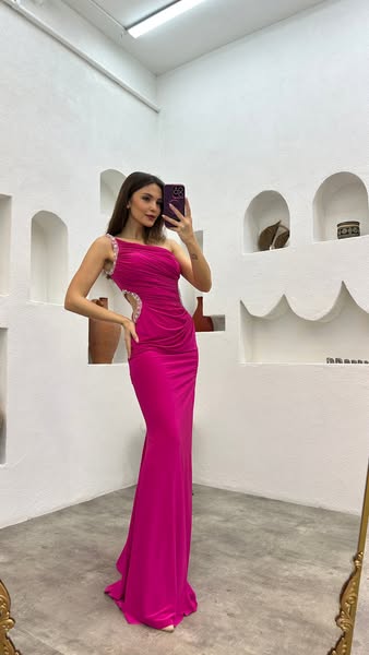 Abito da sera fucsia monospalla in raso con vita ricamata €111.94