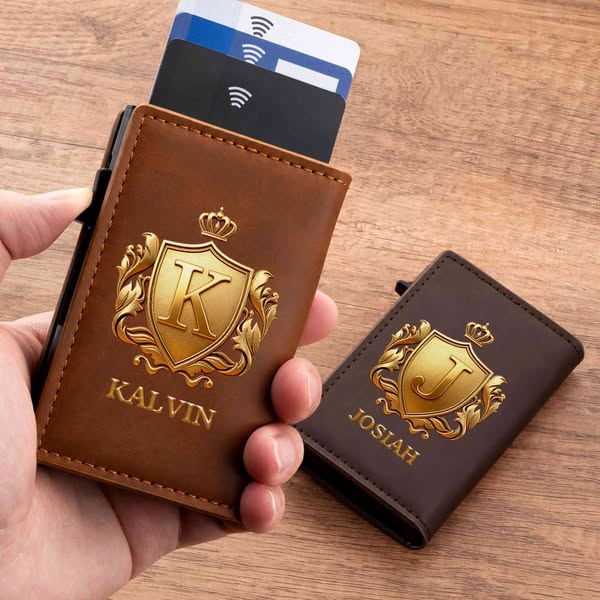 Carteira masculina de couro com nome personalizado, coroa dourada, alfabeto, proteção RFID e porta-cartões pop-up. Ideal para aniversários