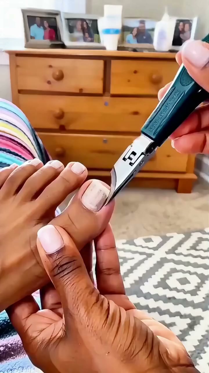 Abgewinkelte Nagelschere (Adlerschnabel-Form)