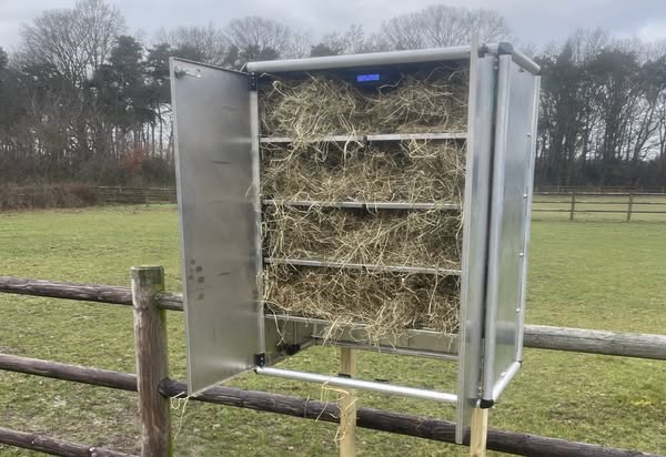 Automatische Raufutter-Fütterung – einfach, smart, wetterfest