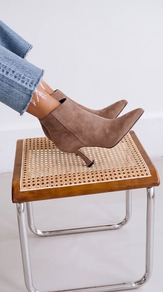 €149GAIA Tortora | Stivaletti pelle camoscio taupe punta tacco 7 cm