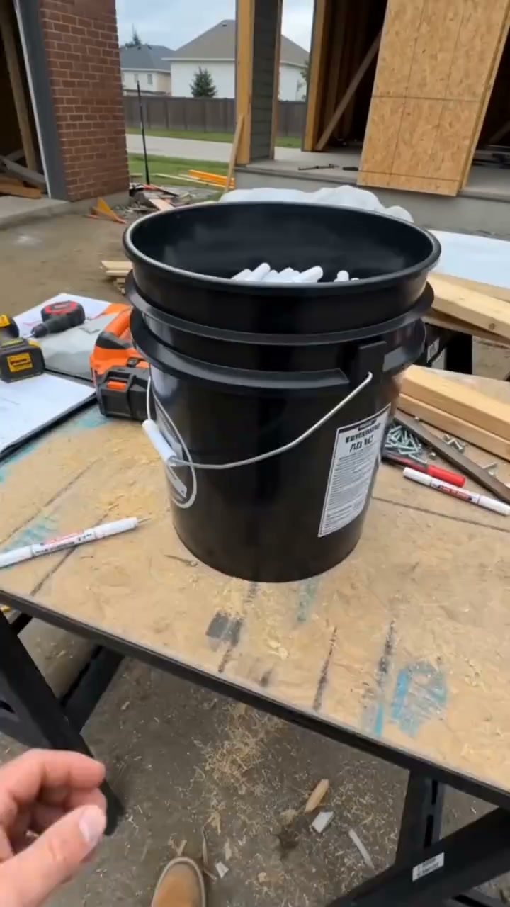 Precision Tip Quick-Dry Oil-Based Marker Pen