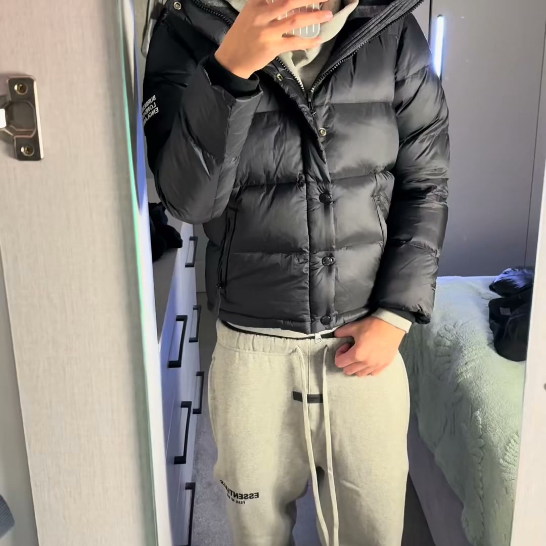 Warum gerade alle diese Puffer Jacke tragen? Clean. Warm. Perfekter Fit. Entdecke die Puffer Jacke der Saison