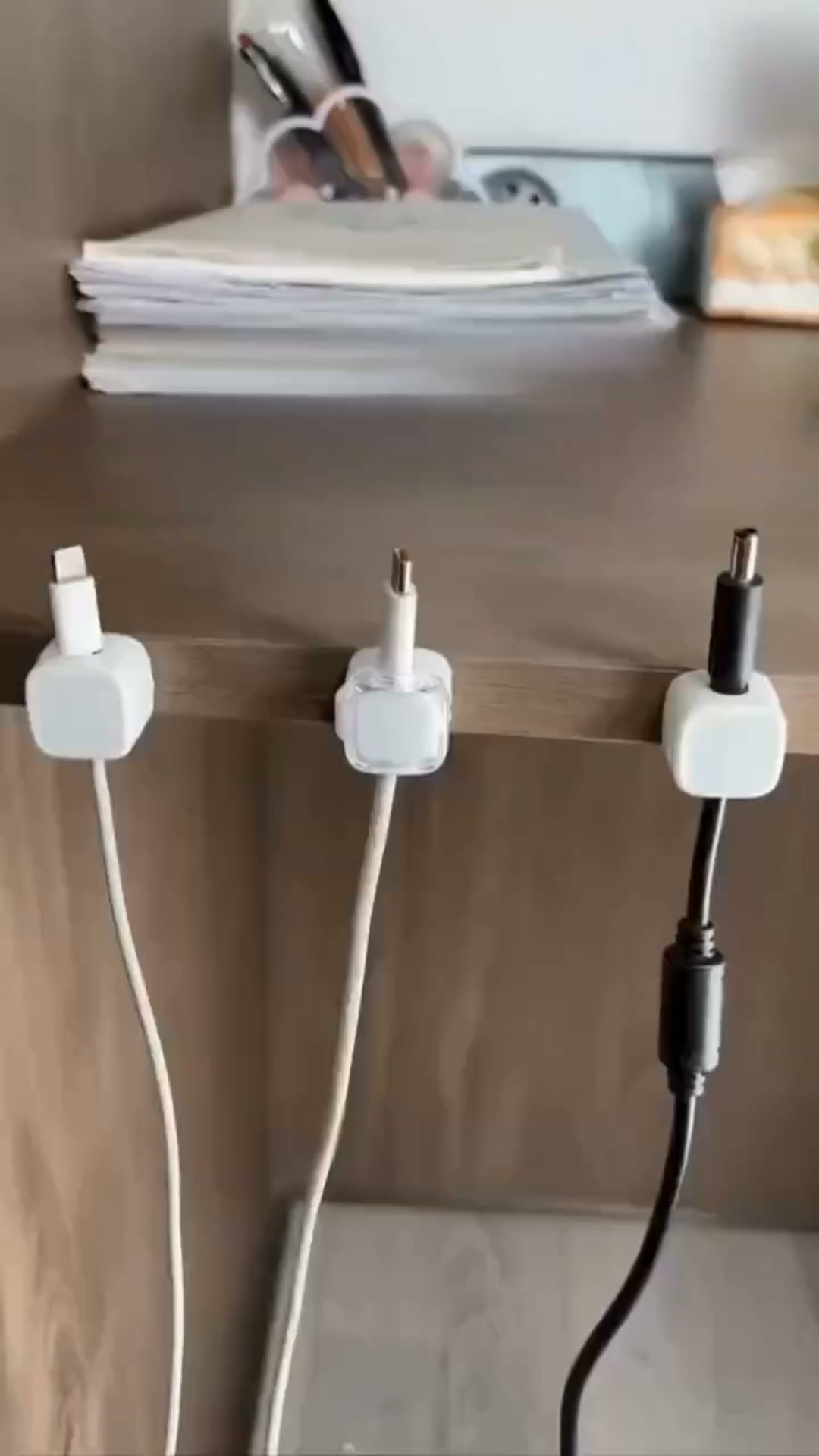Selvklæbende kabelclips til glatte overflader