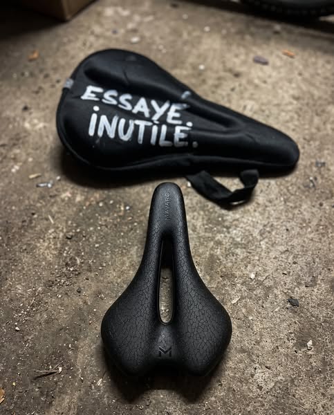 Le couvre-selle ne règle rien