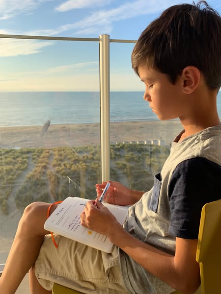 Un journal quotidien pour les enfants qui favorise le bonheur, aide à développer de bonnes habitudes et nourrit les esprits curieux