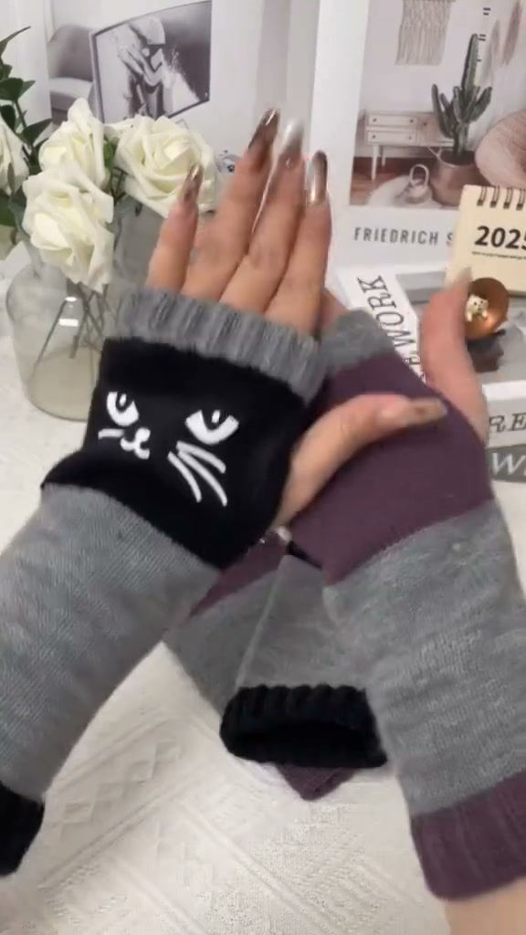 Let cats warm your handsKnitted Fingerless Gloves