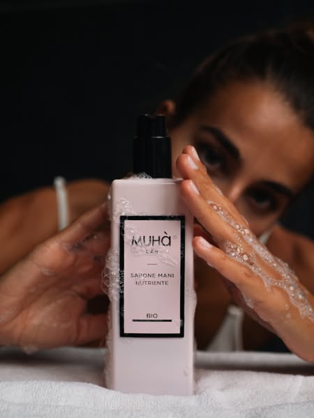 Anúncio de Muhà l'evoluzione del profumambiente