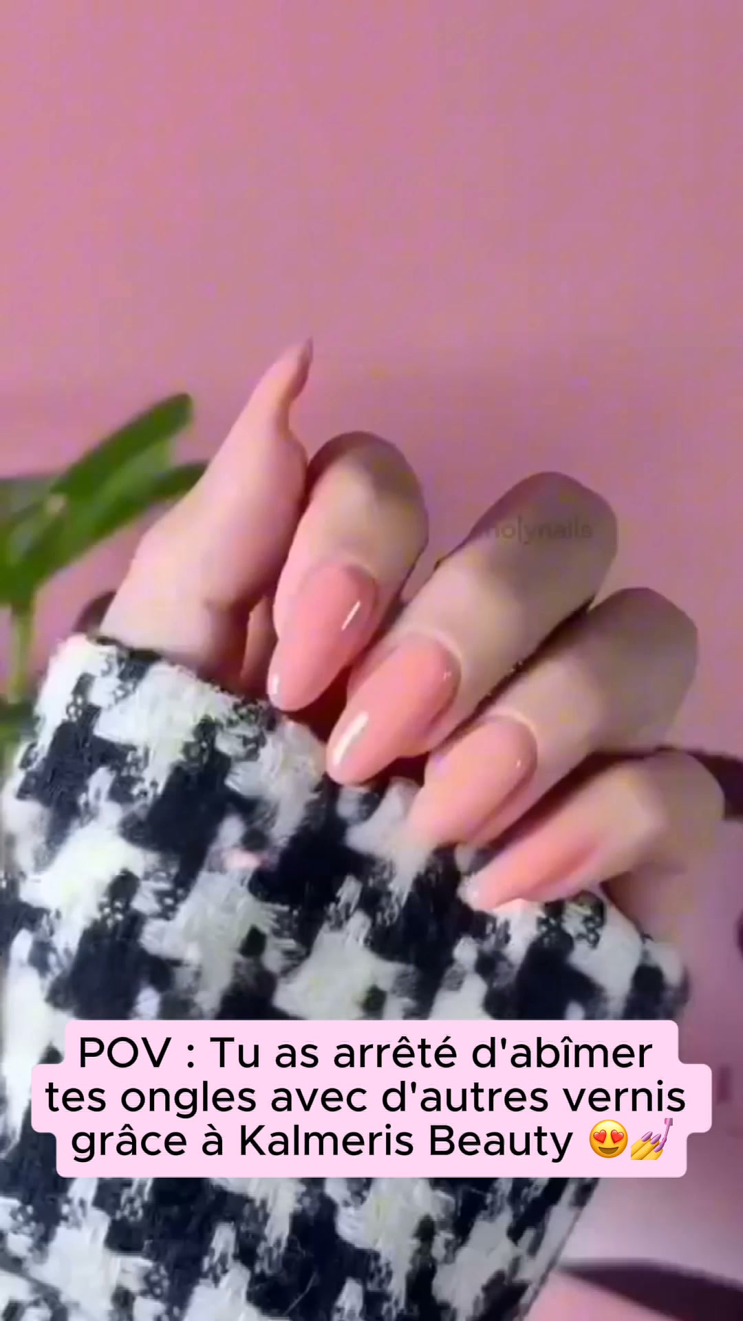 Passe au stylo vernis à ongles.