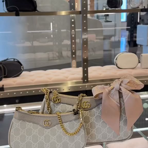 Eine Tasche, die deinen Look komplett macht Entdecke einer unserer beliebtesten Handtaschen und gönn dir ein neues Lieblingsstück.